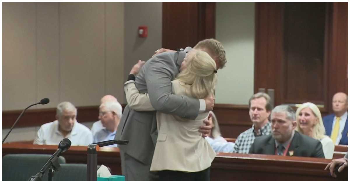 খুনের আসামি জোসেফ টিলম্যানকে আলিঙ্গন করেন বিধবা রেজিনা জনসন।